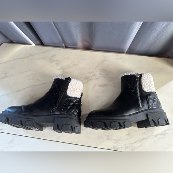 Nine West leather boots. Fleece accent. Size 8.5. Warm and fun. Worn once. - Picture 4 of 7